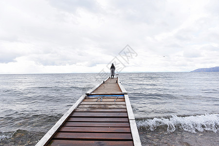俄罗斯贝加尔湖栈道上的少年图片