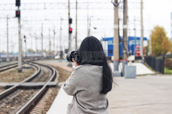俄罗斯西伯利亚大铁路上的拍照女孩图片