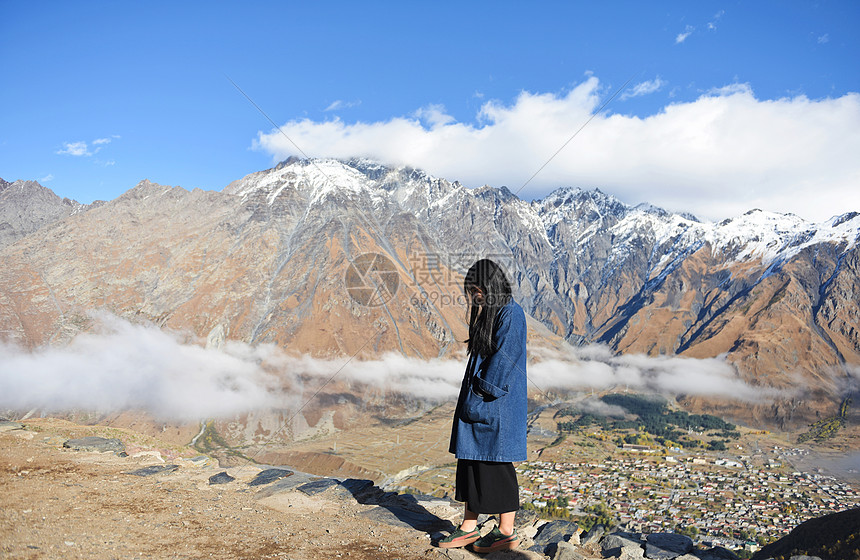 格鲁吉亚雪山前的少女图片