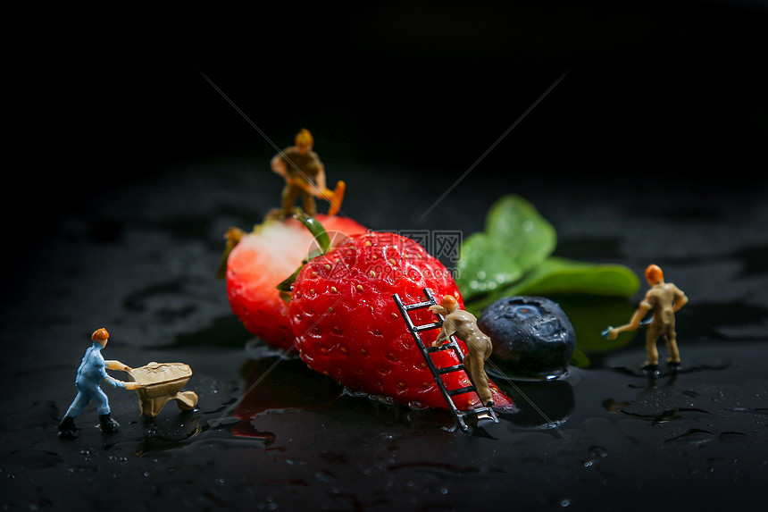 草莓水果摆拍小人微距图片