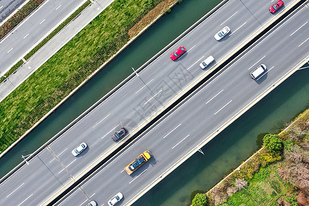 公路上的汽车航拍公路上的车流背景