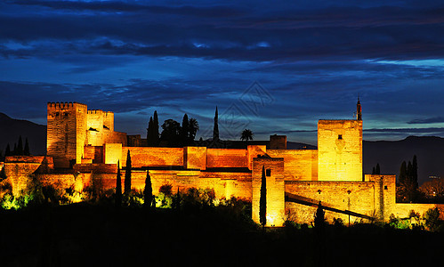 格拉纳达最著名景点阿尔罕布拉宫的夜景图片