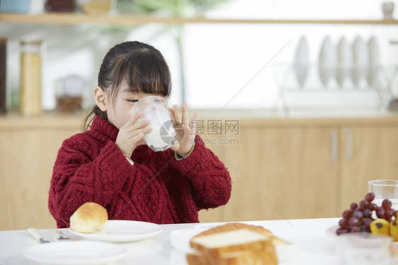 小女孩早餐喝牛奶图片