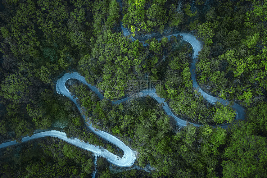 航拍蜿蜒道路与森林图片