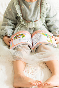 小孩背世界读书日小女孩读书背景