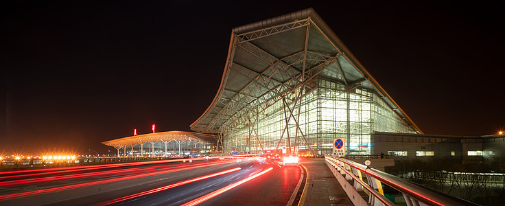 天津机场夜景车流车轨背景图片