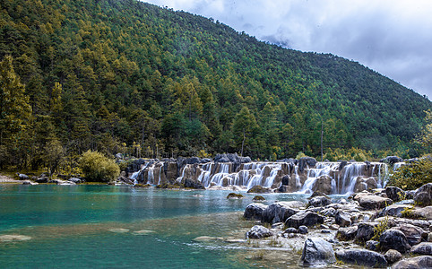 高山流水水墨画蓝月谷自然风光背景