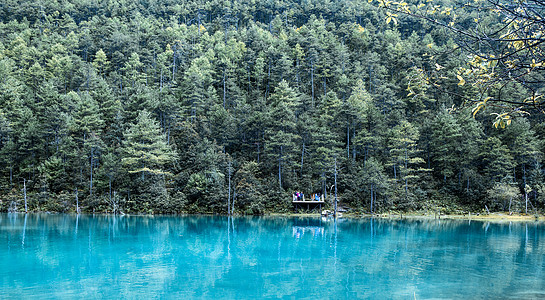 高山流水蓝月谷观景台背景