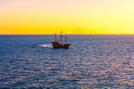 黄昏下亚得里亚海中游船图片