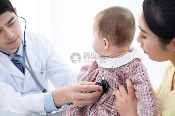 妈妈带着孩子看医生就诊图片