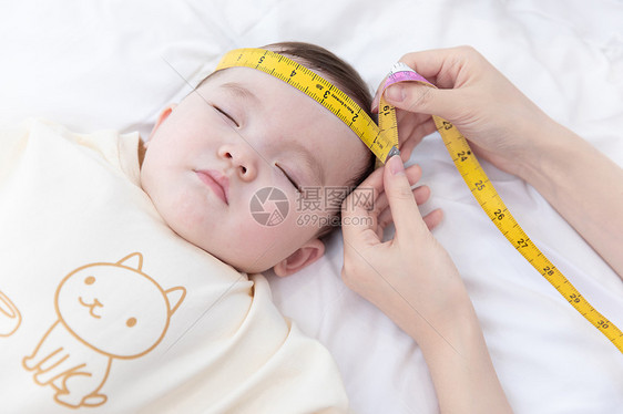 测量婴儿头围图片