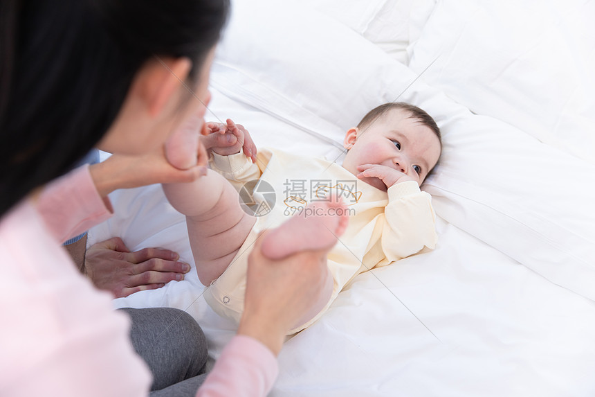 妈妈和婴儿幸福玩闹图片