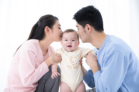 爸爸妈妈婴儿爸爸妈妈一起亲吻婴儿背景