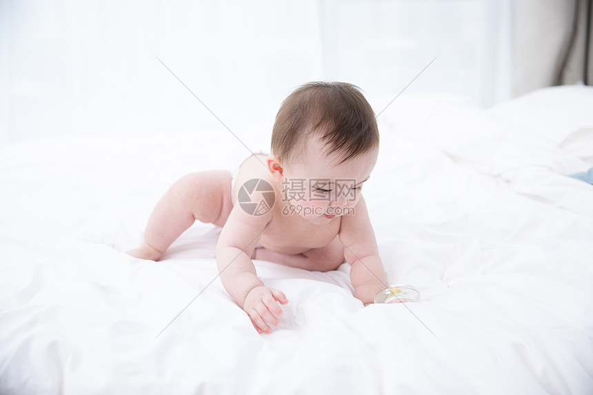 婴儿在床上爬行图片