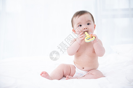 婴儿拿着牙胶玩具啃图片
