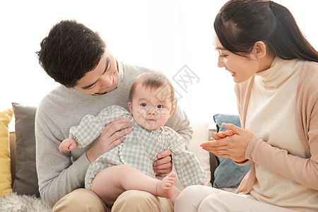 爸爸妈妈和婴儿一起玩闹图片