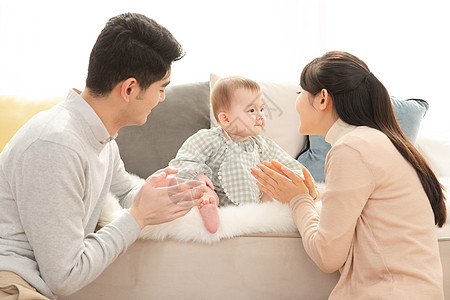 爸爸妈妈和婴儿一起玩闹高清图片