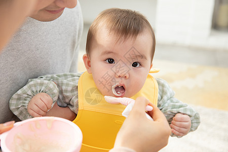 爸爸妈妈给婴儿喂食图片