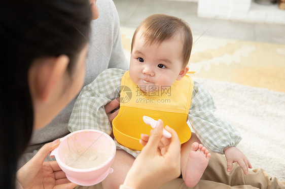 爸爸妈妈给婴儿喂食图片