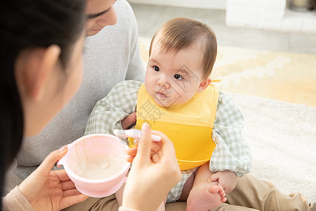 孩子吃饭爸爸妈妈给婴儿喂食背景