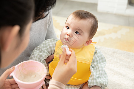 爸爸妈妈给婴儿喂食高清图片