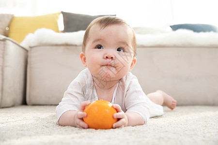 婴儿拿着橙子玩耍图片