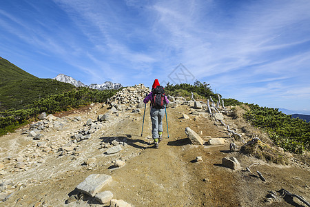 在日本阿尔卑斯山徒步旅行的女人高清图片