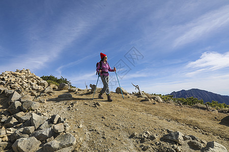 在日本阿尔卑斯山徒步旅行的女人高清图片