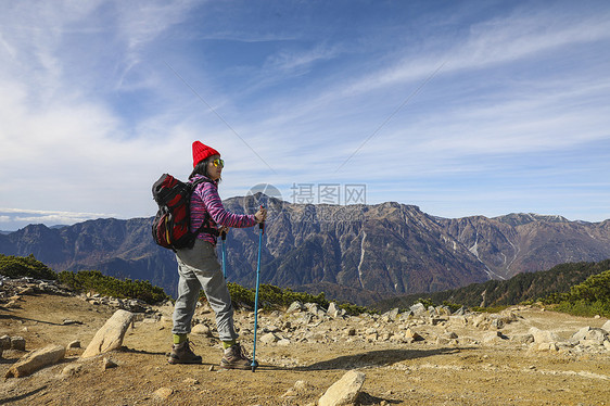 在日本阿尔卑斯山登山徒步旅行的女人图片