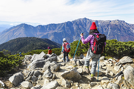 在日本阿尔卑斯山下山徒步旅行的女人高清图片