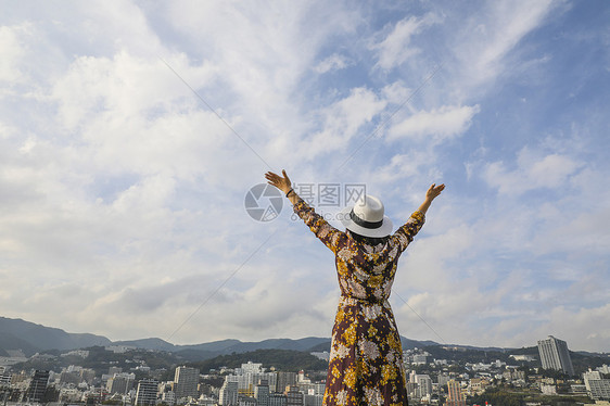 张开双臂拥抱大自然的女人背影图片