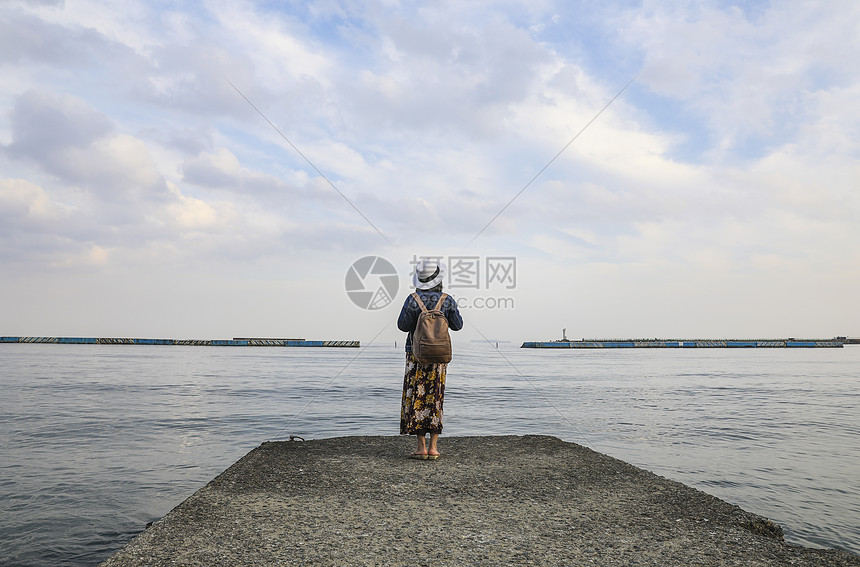 站在海边看远方风景的女人背影图片