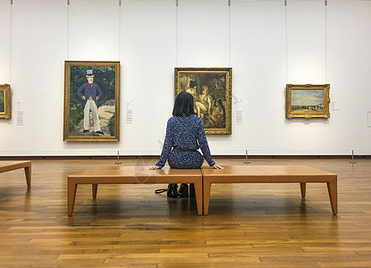 日本美女川崎希在美术馆欣赏美术作品的女人背影背景