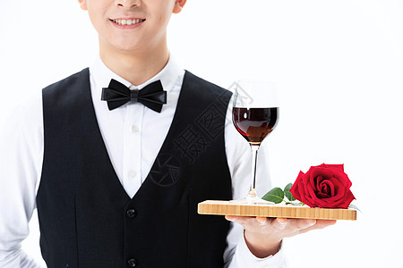 递送红酒和玫瑰花的服务员形象高清图片