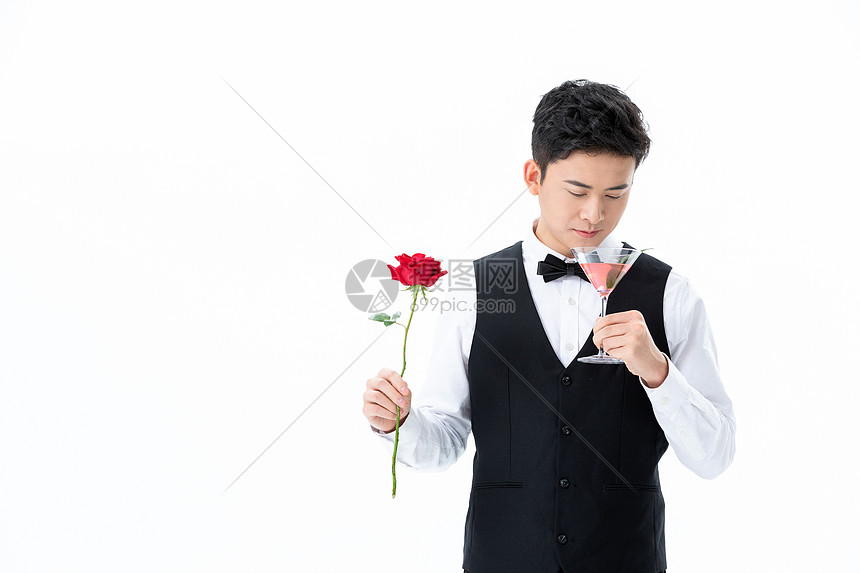 手拿玫瑰花品酒的男性