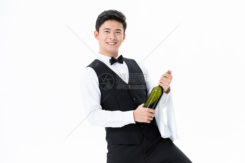 开红酒的男性服务员图片