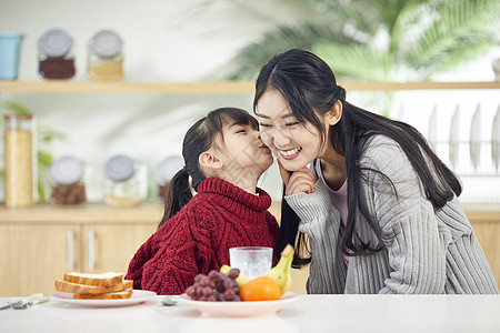 年轻妈妈和女儿吃早餐互动图片