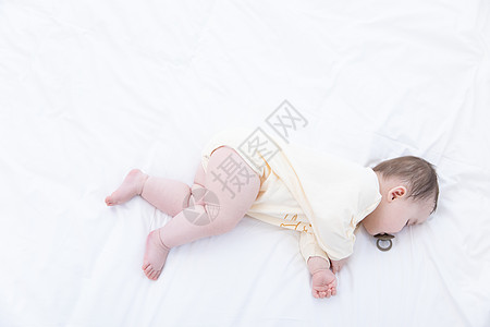 婴儿含奶嘴睡觉高清图片