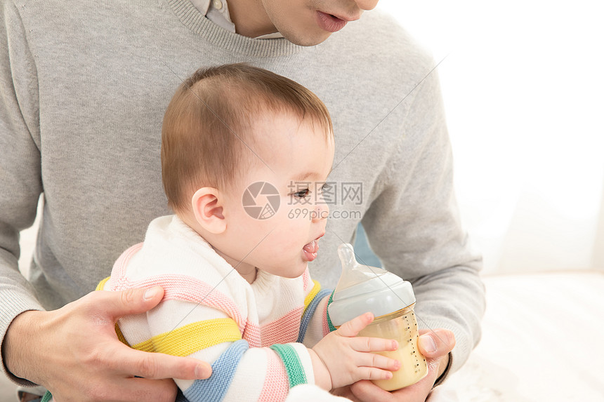 爸爸抱着婴儿喂奶图片