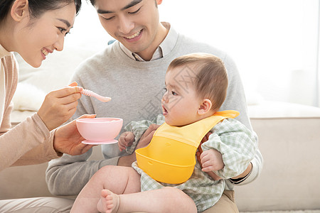 中国妈妈和孩子爸爸妈妈喂婴儿吃辅食背景