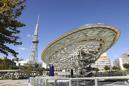 日本城市名古屋地标建筑绿洲21和名古屋电视塔背景
