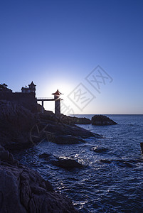 天空和大海礁石日出时的天空大海和礁石背景