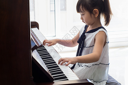 小女孩练习弹钢琴图片