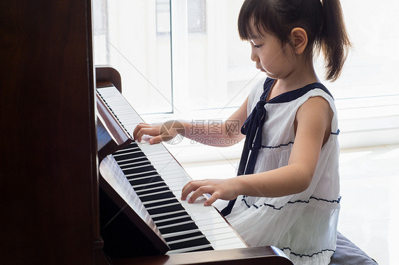 小女孩练习弹钢琴图片
