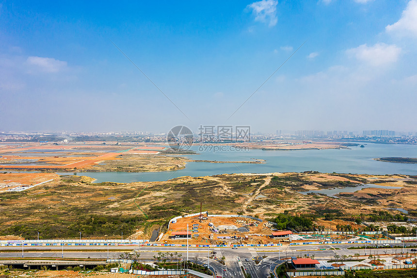 海边正在开发的建筑工地图片