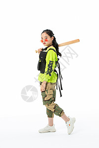 打棒球女孩时尚潮流嘻哈儿童戴着墨镜拿着棒球背景