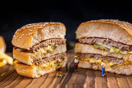 美味汉堡快餐薯条微距小人图片