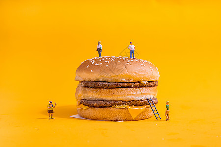 美味汉堡快餐薯条微距小人背景图片