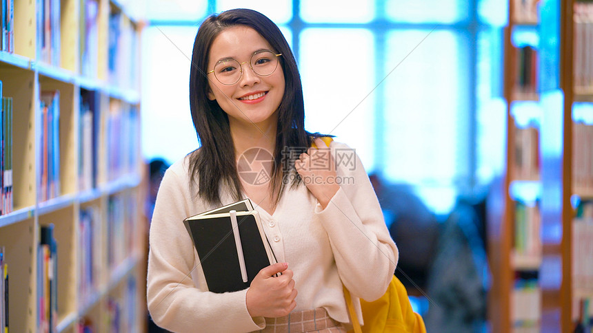 女学生在图书馆学习图片