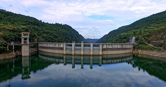 岗巴拉山凤凰长潭岗水库背景